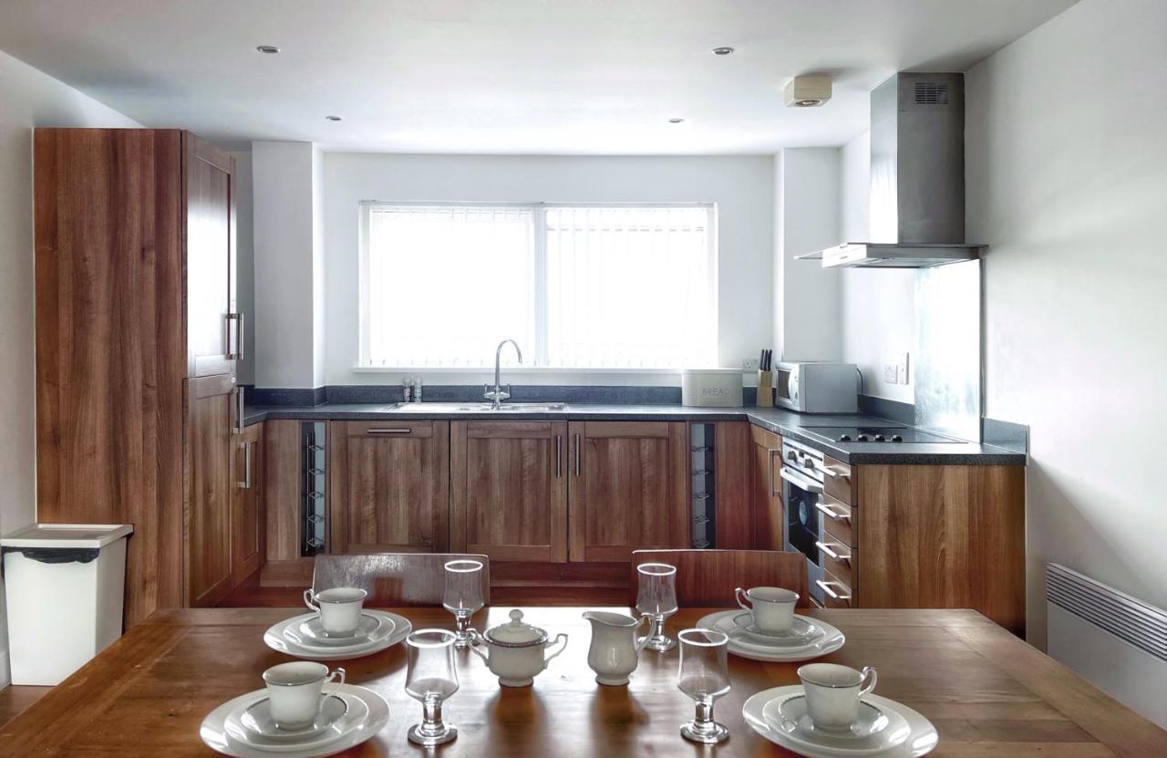 Elegant And Bright Seaside Apt In Swansea Marina Exterior photo
