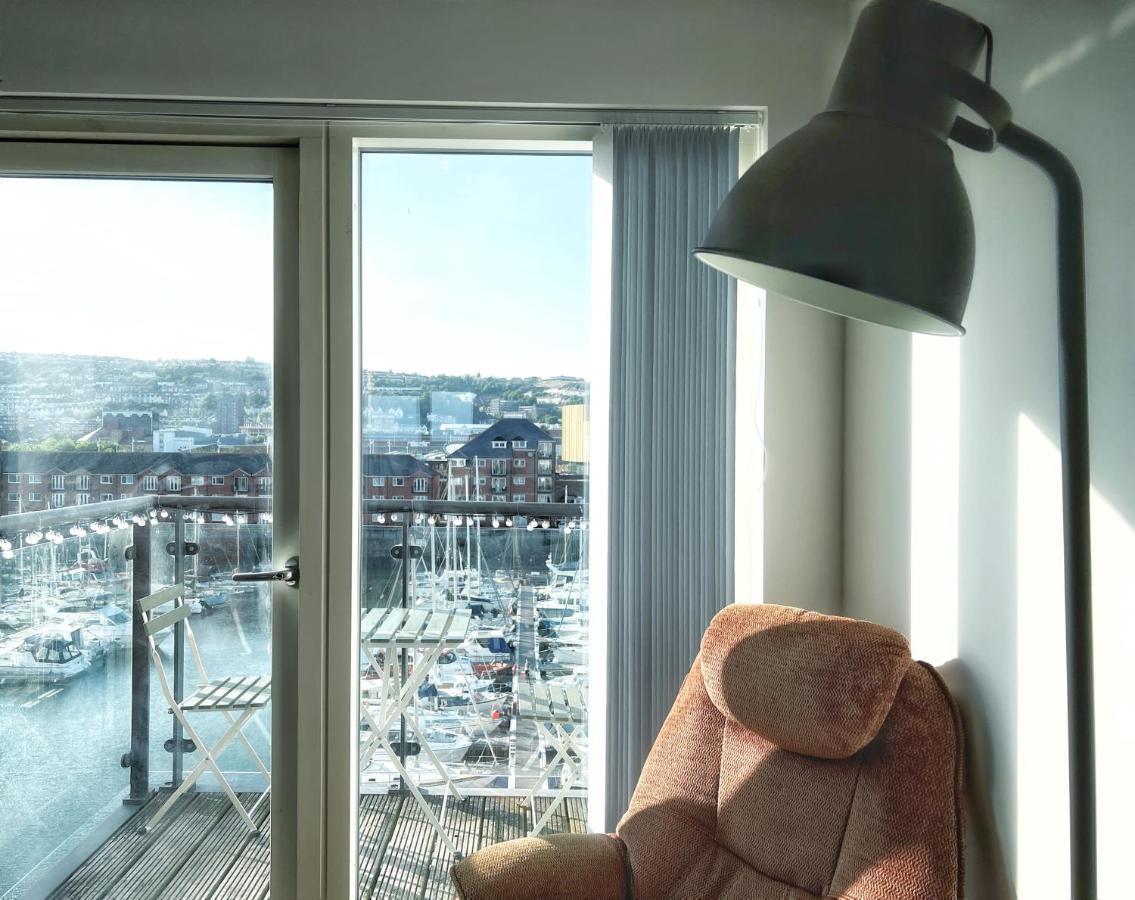 Elegant And Bright Seaside Apt In Swansea Marina Exterior photo
