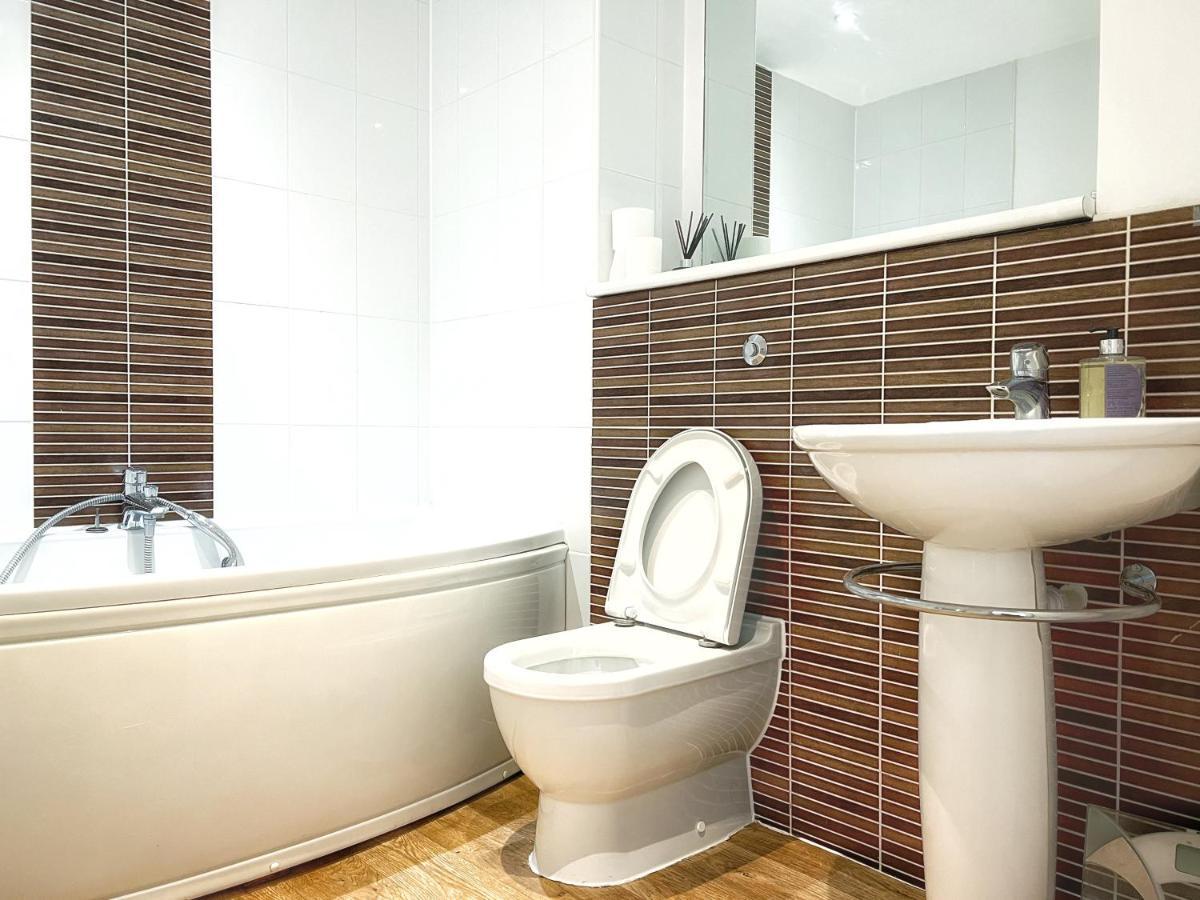 Elegant And Bright Seaside Apt In Swansea Marina Exterior photo