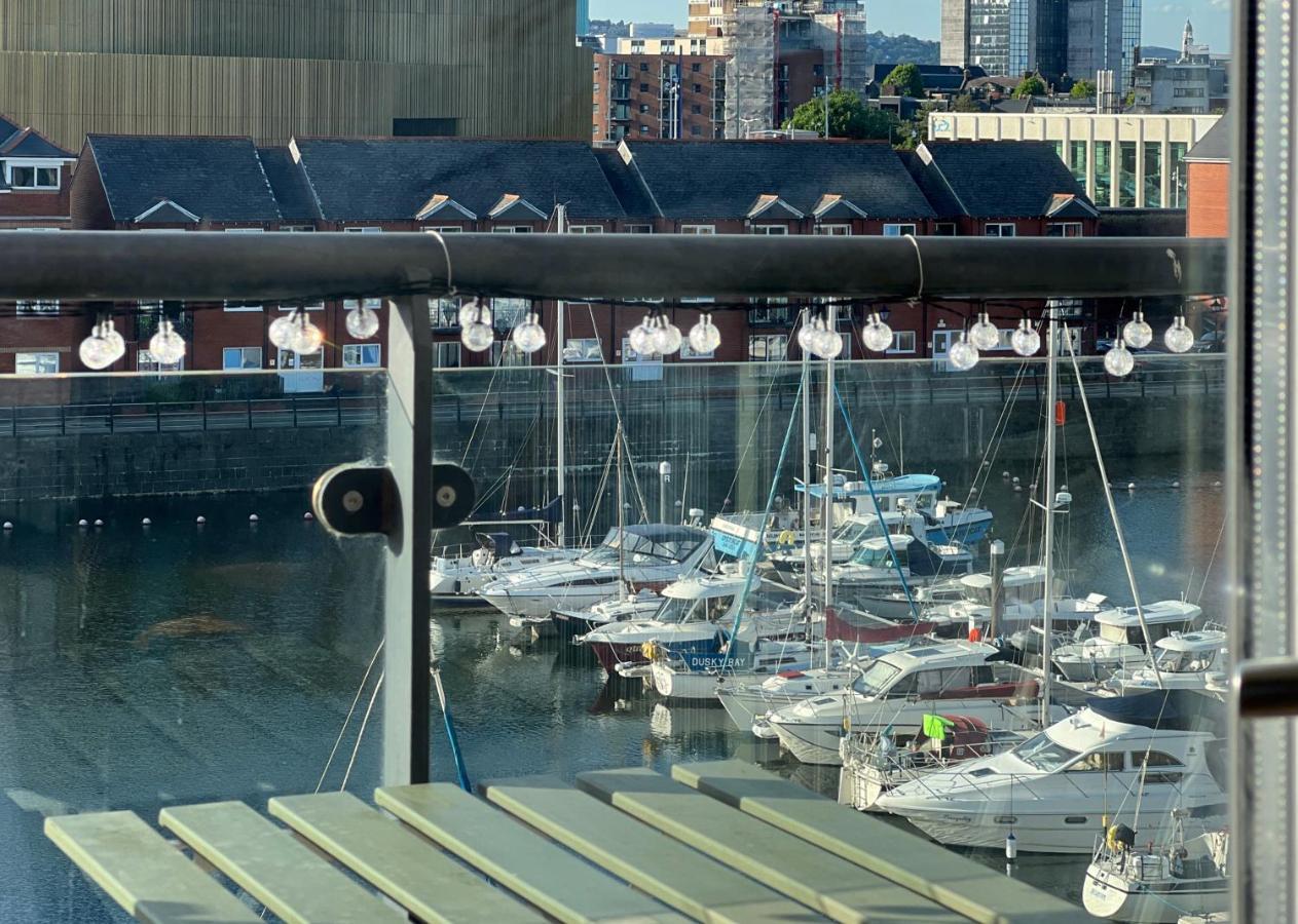 Elegant And Bright Seaside Apt In Swansea Marina Exterior photo